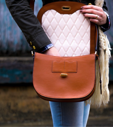 Image of Farbgel in a brown handbag